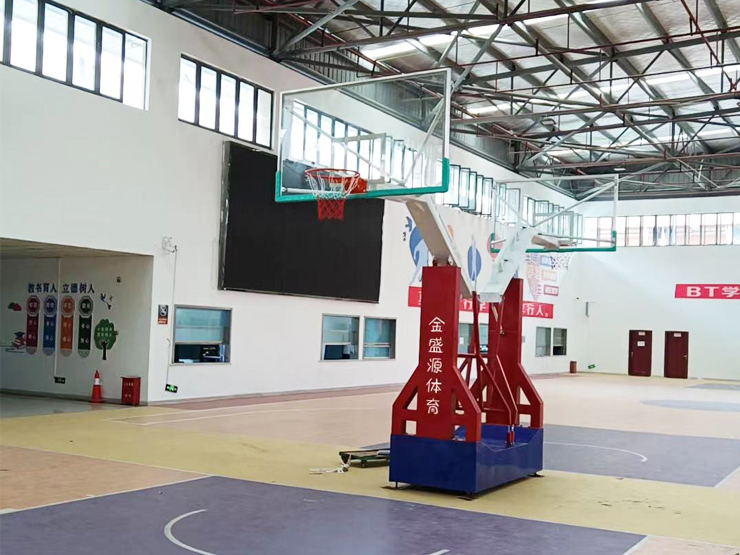 高档三色篮球架安装案例